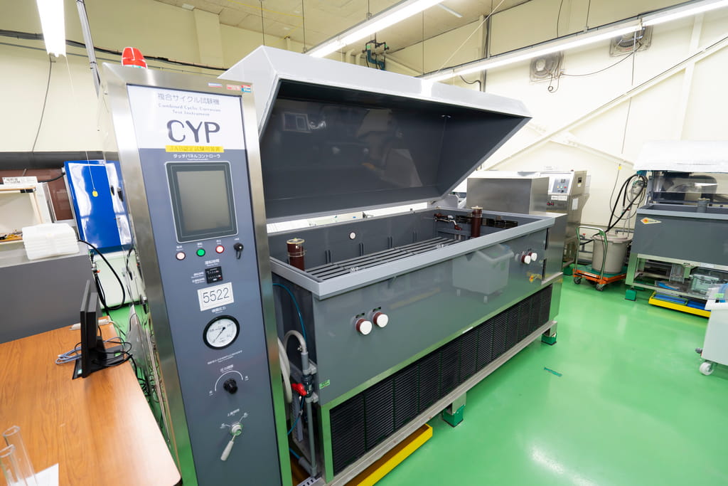 沖エンジニアリング株式会社 塩水噴霧試験 大型塩水サイクル試験槽で自動車材料の耐食性を効率評価